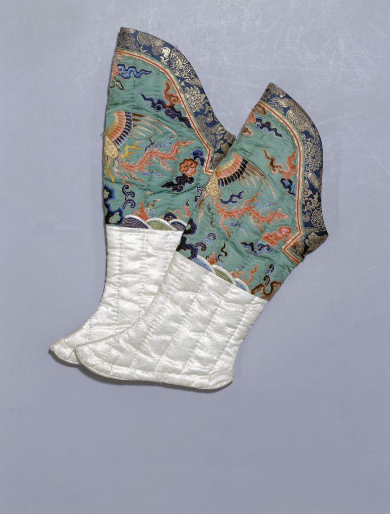 图片[1]-Blue satin embroidered phoenix cotton socks-China Archive